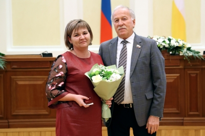 Председатель краевой Думы вручил медали «Материнская слава»