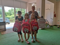 Депутат подарил портфели детям Донбасса