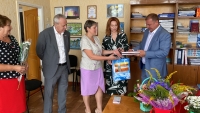 Депутаты Думы Ставропольского края передали школьникам Антрацитовского района ЛНР книги и спортинвентарь