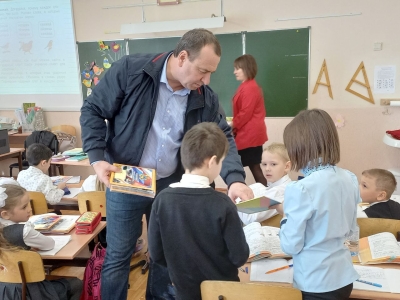 Дневники к новому учебному году получили школьники избирательного округа Игоря Николаева