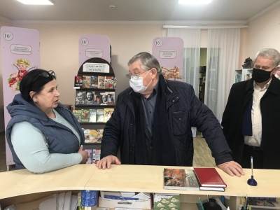 Лучший подарок библиотеке - книги