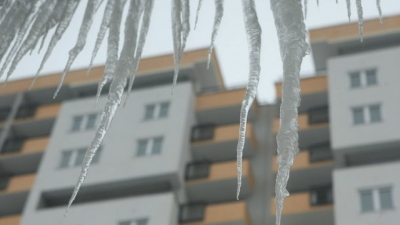 За несвоевременную очистку крыш зданий от снега и сосулек установлена административная ответственность