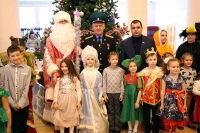Виктор Лозовой поздравил детей военнослужащих с наступающим Новым годом