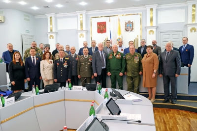 Николай Великдань вручил медали Минобороны РФ представителям добровольческого отряда «Ставрополье»