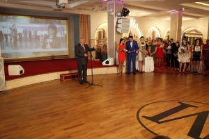 С лейкой и с блокнотом, а то и с пулеметом…