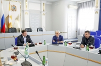 Геннадий Ягубов вручил аккредитационные удостоверения журналистам парламентского пула