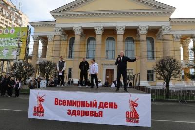 Краевые депутаты приняли участие в общегородской зарядке в День здоровья