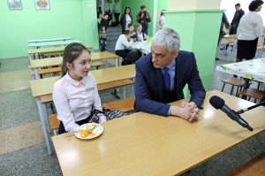 Краевые парламентарии оценили питание в школах