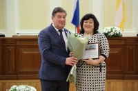 Виктор Гончаров вручил награды Думы края лучшим работникам  МФЦ Ставрополья