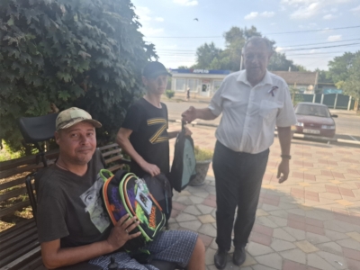Депутат Анатолий Жданов традиционно принял участие в акции «Собери ребёнка в школу»