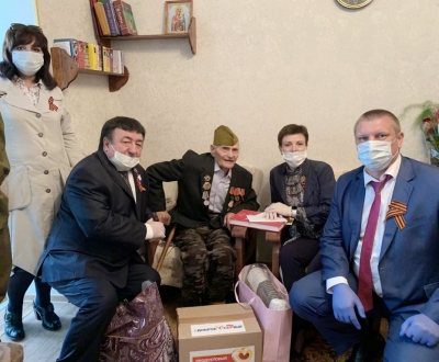 Книгу Памяти об односельчанах-фронтовиках, изданную к 75-летию Победы, первым получил в подарок ветеран из села Пелагиада