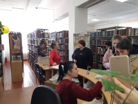 Любовь Хенкина передала книги в районную библиотеку