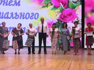 Анатолий Жданов поздравил социальных работников Новоалександровского городского и Красногвардейского муниципального округов с профессиональным праздником