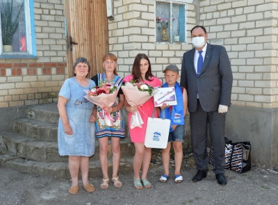 Алексей Завгороднев вручил планшеты детям из малоимущих семей Изобильненского городского округа