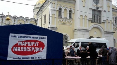 Горячий чай для прихожан в праздник Рождества Христова