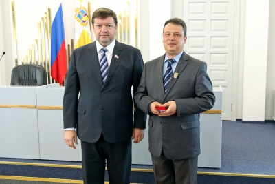 Председатель краевой Думы Геннадий Ягубов поздравил сотрудника аппарата с присвоением почетного звания