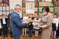 Депутат Алексей Завгороднев передал школьникам книги о Великой победе