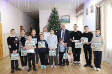 Игорь Тапсиев поздравил ребят из Детского дома села Дивное с наступающим Новым годом