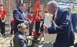 Анатолий Жданов поздравил ветерана Великой Отечественной войны