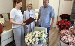 Депутаты вручили приветственный адрес Думы главному врачу краевой больницы