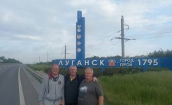 Заместитель председателя краевой Думы Александр Кузьмин передал книги для библиотек Луганской Народной Республики