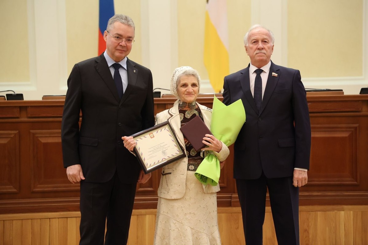 В преддверии Дня Конституции ставропольцам вручили государственные и краевые награды