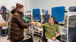 Военнослужащим, находящимся на лечении в военно-полевом госпитале в ЛНР, передали гуманитарную помощь