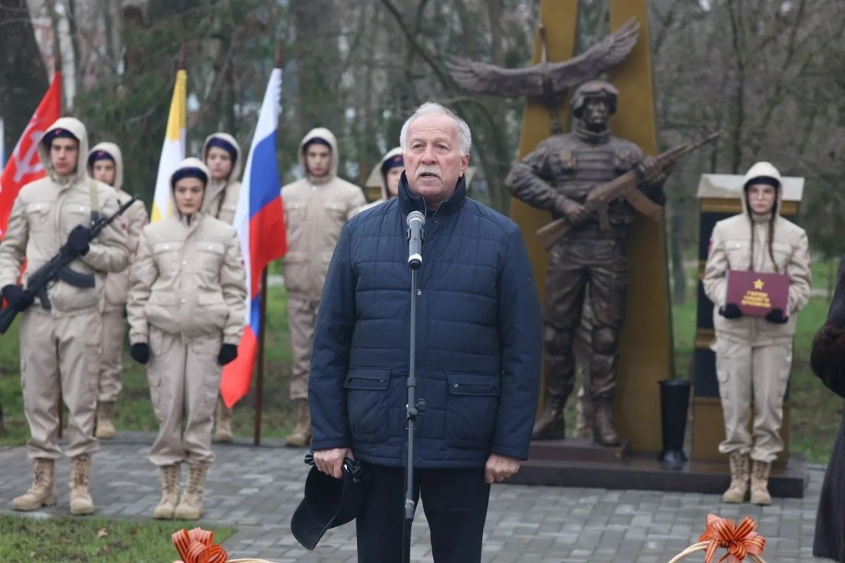 Николай Великдань в День Героев Отечества открыл памятник участникам специальной военной операции