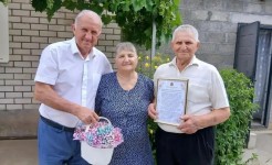 Игорь Андрющенко поздравил супружескую пару из села Арзгир с 60-летием совместной жизни