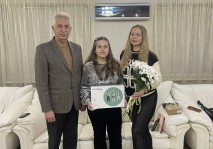 Игорь Тапсиев исполнил мечту Элины из Луганска с «Елки желаний»