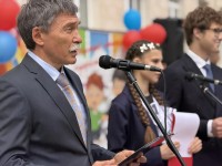 Краевые депутаты поздравили ставропольских выпускников с праздником Последнего звонка