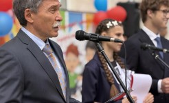 Краевые депутаты поздравили ставропольских выпускников с праздником Последнего звонка