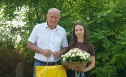Игорь Андрющенко поздравил победительницу краевого слёта ученических производственных бригад в номинации «Ветеринарный врач»