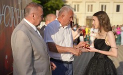 Игорь Андрющенко поздравил арзгирских школьников с выпуском