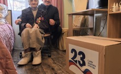 Игорь Лавров поздравил защитницу Отечества