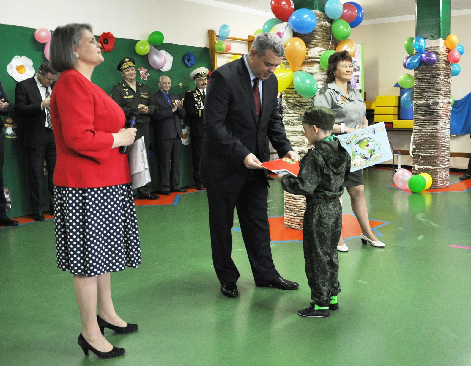 Садик петушок нефтегорск. Петушки. Петушинский центр для детей. Детский сад петушок. Нефтегорск самарская область петушок садик.