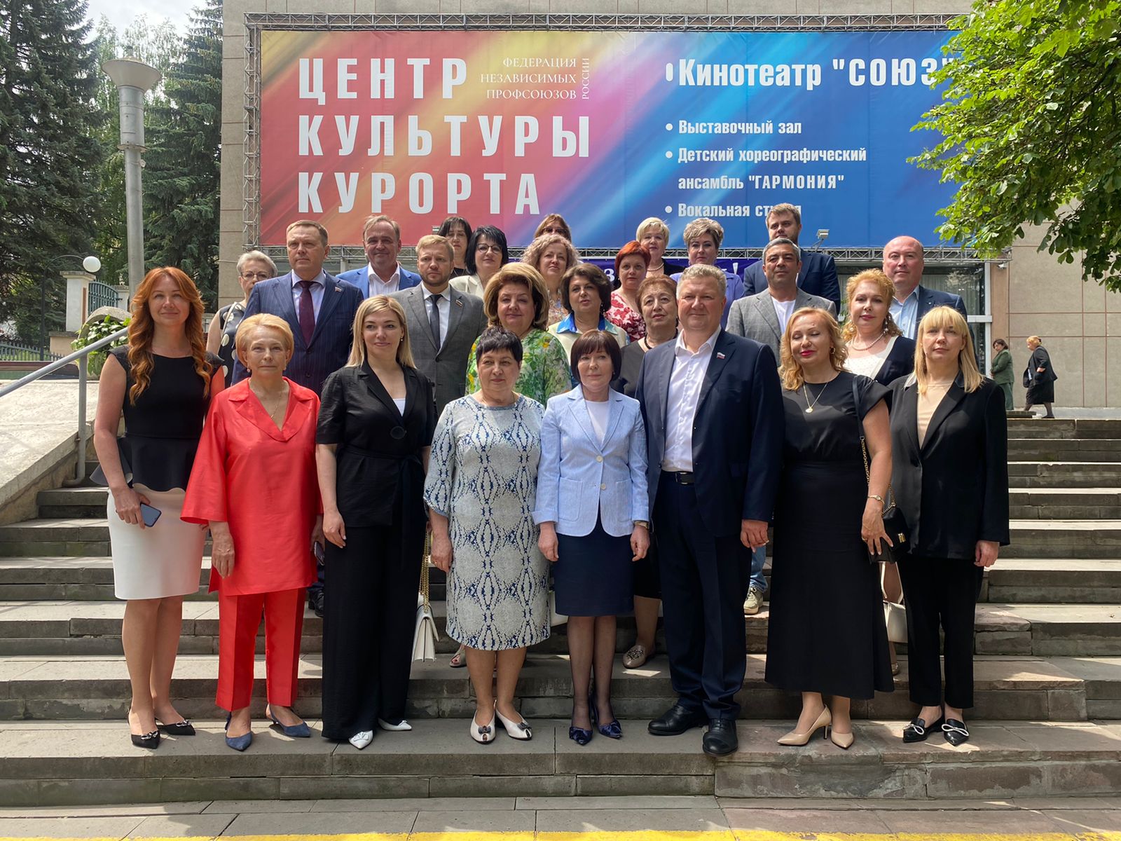 Сотрудник депутат. Сотрудник депутат. Сотрудник депутат. Депутаты в думе. Значок депутата законодательного собрания камчатского края.