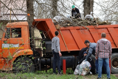 Сотрудники аппарата краевой Думы приняли участие в традиционной весенней экологической акции