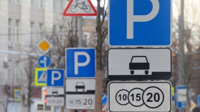 Краевые парламентарии одобрили закон о запрете размещения платных парковок рядом с соцобъектами