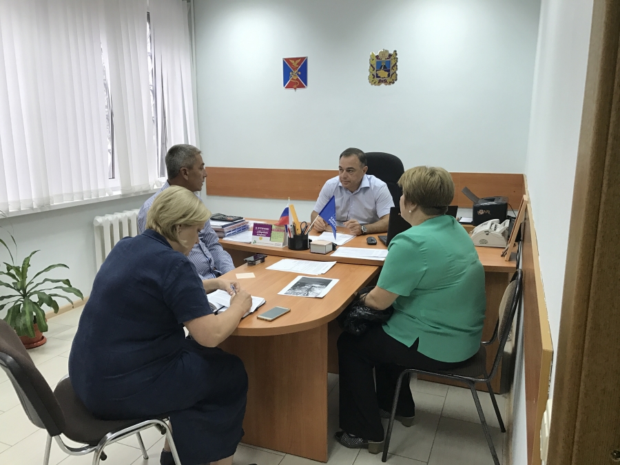 В общественной приемной ессентукского местного отделения Партии «ЕДИНАЯ РОССИЯ» состоялся прием граждан депутатом Думы Ставропольского края Юрием Ходжаевым