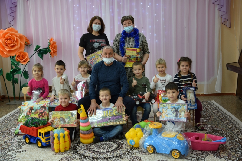 Игорь Андрющенко поздравил коллективы социальных учреждений с новогодними праздниками