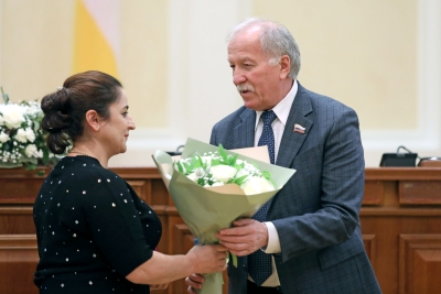 Председатель краевой Думы Николай Великдань вручил медали «Материнская слава»