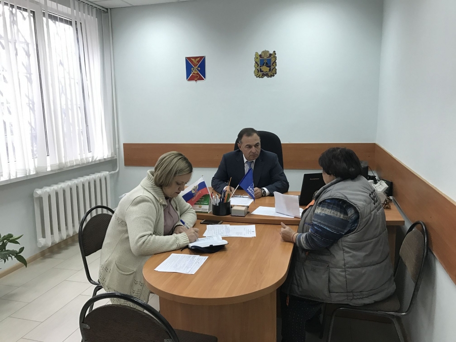В Ессентукской общественной приемной местного отделения Партии «Единая Россия» депутат Думы Ставропольского края Юрий Ходжаев провел очередной личный прием граждан