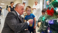 Александр Сидорков помог приобрести новогоднюю елку для ребят детского отделения Изобильненской районной больницы
