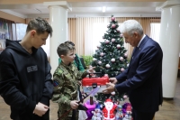 Игорь Тапсиев исполнил новогоднее желание 13-летнего Володи из города Антрацита