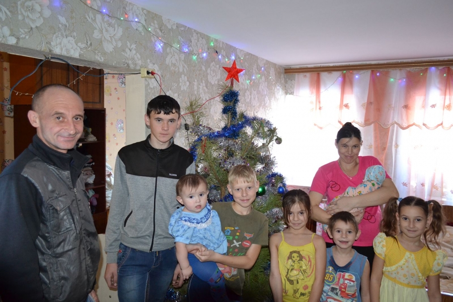 Многодетная семья герасимовы ставрополь. Многодетные семьи ставропольский край. Многодетные семьи ставропольский край. Ставропольский край многодетная семья съёмка. Многодетные в ставропольском крае.