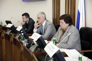 Проблему дефицита кадров в образовательных учреждениях края обсудили депутаты