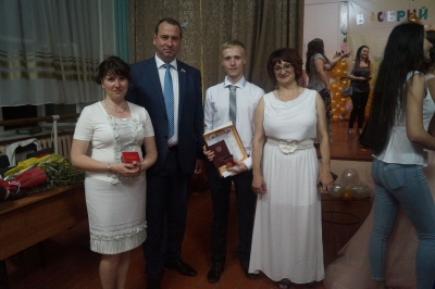 Игорь Николаев наградил медалистов родной школы
