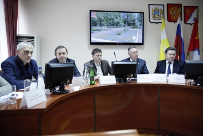 Краевые парламентарии проинспектировали парк города Изобильного