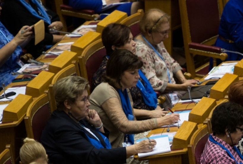 Женщина держит половину неба